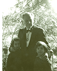 Manuel de Ter&aacute;n con sus nietas In&eacute;s y Mar&iacute;a del Mar el d&iacute;a de su ingreso en la Real Academia Espa&ntilde;ola. Madrid, 1977