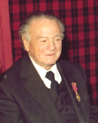 Manuel de Ter&aacute;n con la Medalla de Oro de la Universidad Complutense, Madrid, 1982