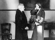 Marie Curie y su hija en la Residencia de Estudiantes, Madrid, años 20 (Álbum fotográfico de la Biblioteca Nacional) Marie Curie y su hija en la Residencia de Estudiantes, Madrid, años 20 (Álbum fotográfico de la Biblioteca Nacional)