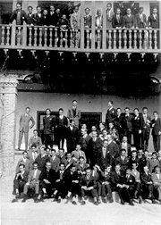 Grupo de residentes delante del edificio Transatl&aacute;ntico. Federico Garc&iacute;a Lorca, Le&oacute;n S&aacute;nchez Cuesta y Salvador Dal&iacute;, en el &aacute;ngulo inferior derecho. En la fila superior: &aacute;ngel Garma (segundo por la derecha), Ricardo Orueta y Gonzalo Gurriar&aacute;n (sentados, tercero y cuarto por la izquierda), Paulino Suarez y Claudio S&aacute;nchez Albornoz, de pie, en el centro), Madrid, marzo de 1925