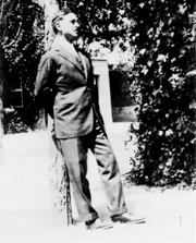 Alberto Jiménez Fraud en el jardin de la Residencia de Estudiantes de la calle Fortuny, hacia 1914, Madrid Alberto Jiménez Fraud en el jardin de la Residencia de Estudiantes de la calle Fortuny, hacia 1914, Madrid