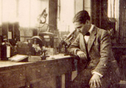 Federico García Lorca en un laboratorio de la Residencia de Estudiantes, 1923. Fundación Federico García Lorca, Madrid. Federico García Lorca en un laboratorio de la Residencia de Estudiantes, 1923. Fundación Federico García Lorca, Madrid.