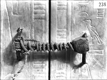 Puerta de acceso a la c�mara sepulcral, tumba de Tutankhamon, valle de los Reyes, Egipto, 1922. Fotograf�a de Harry Burton. Griffith Institute, University of Oxford 